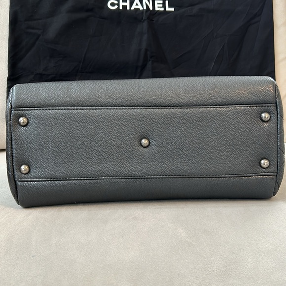 Chanel Caviar leather timeless shoulder tote - Picture 4 of 10